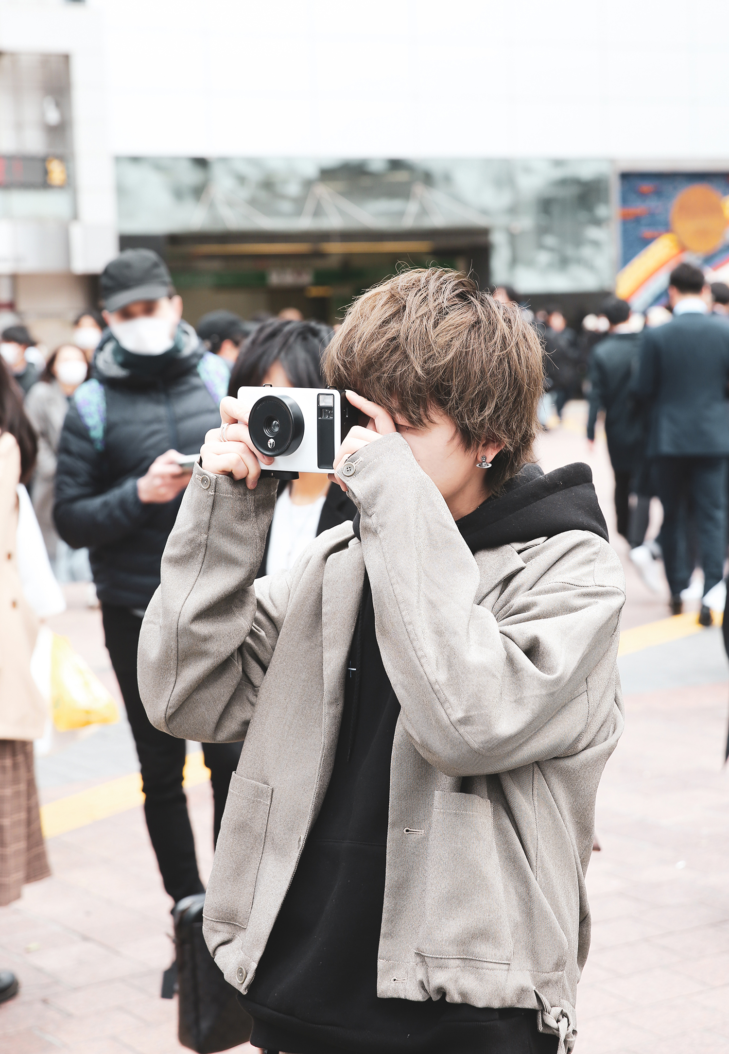 心揺さぶられる瞬間をアナログで記録 インスタントカメラ Pixtoss ピックトス から見えるエモい渋谷 Emo Miu エモミュー