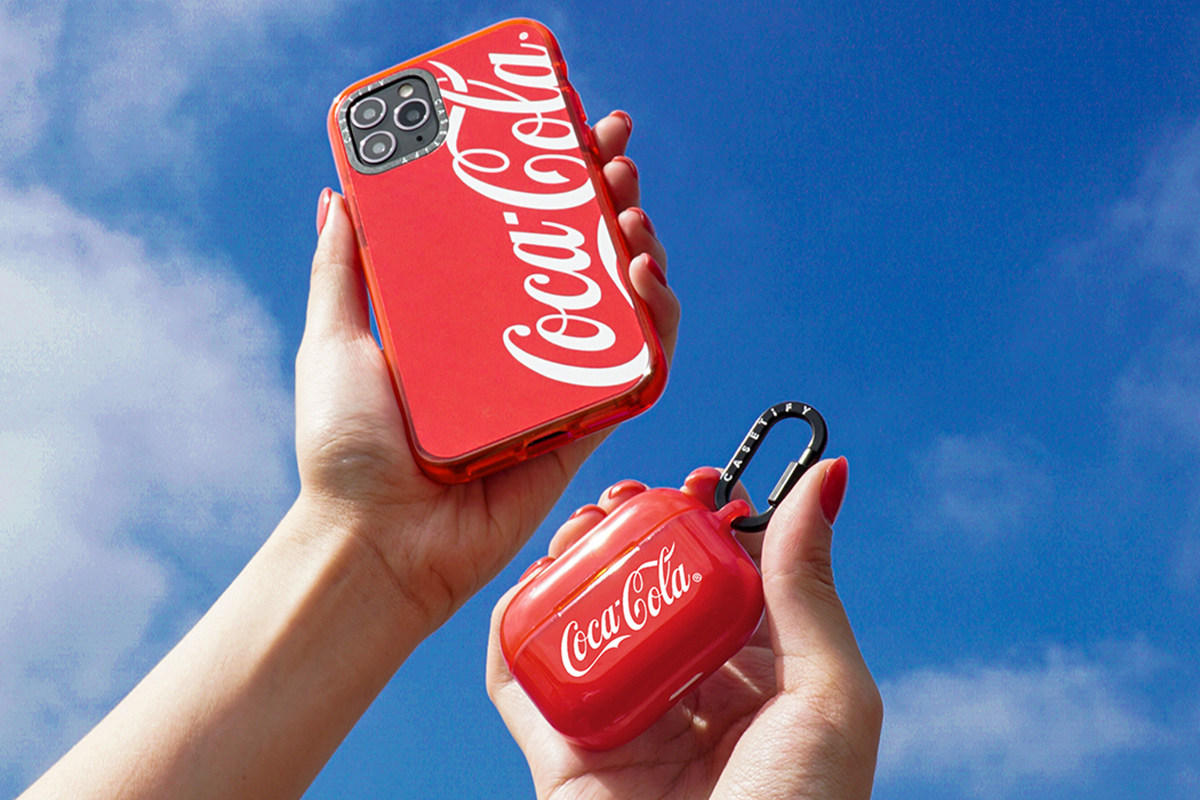 ケースティファイ コカ コーラがコラボ ロゴをメインにiphoneケースやワイヤレスチャージングパッドなど幅広いアイテムがラインナップ Emo Miu エモミュー