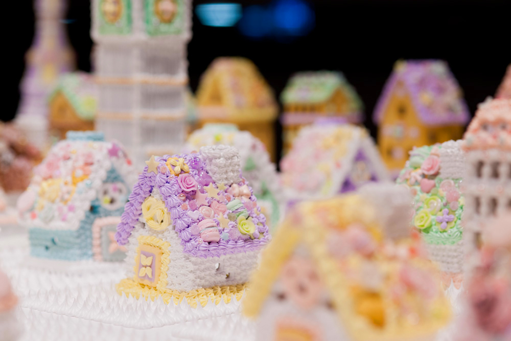 パティスリー激戦区 自由が丘で お菓子の街 をテーマにした渡辺おさむ展開催 高さ80cmのお菓子の城も登場 Emo Miu エモミュー
