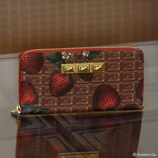 Q-pot.からポップな彩りの「Chocolate × Strawberry」バッグ＆長財布