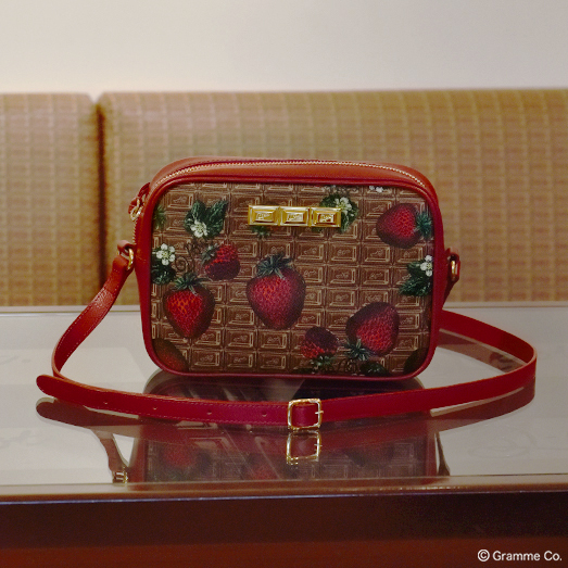 Q-pot.からポップな彩りの「Chocolate × Strawberry」バッグ＆長財布 