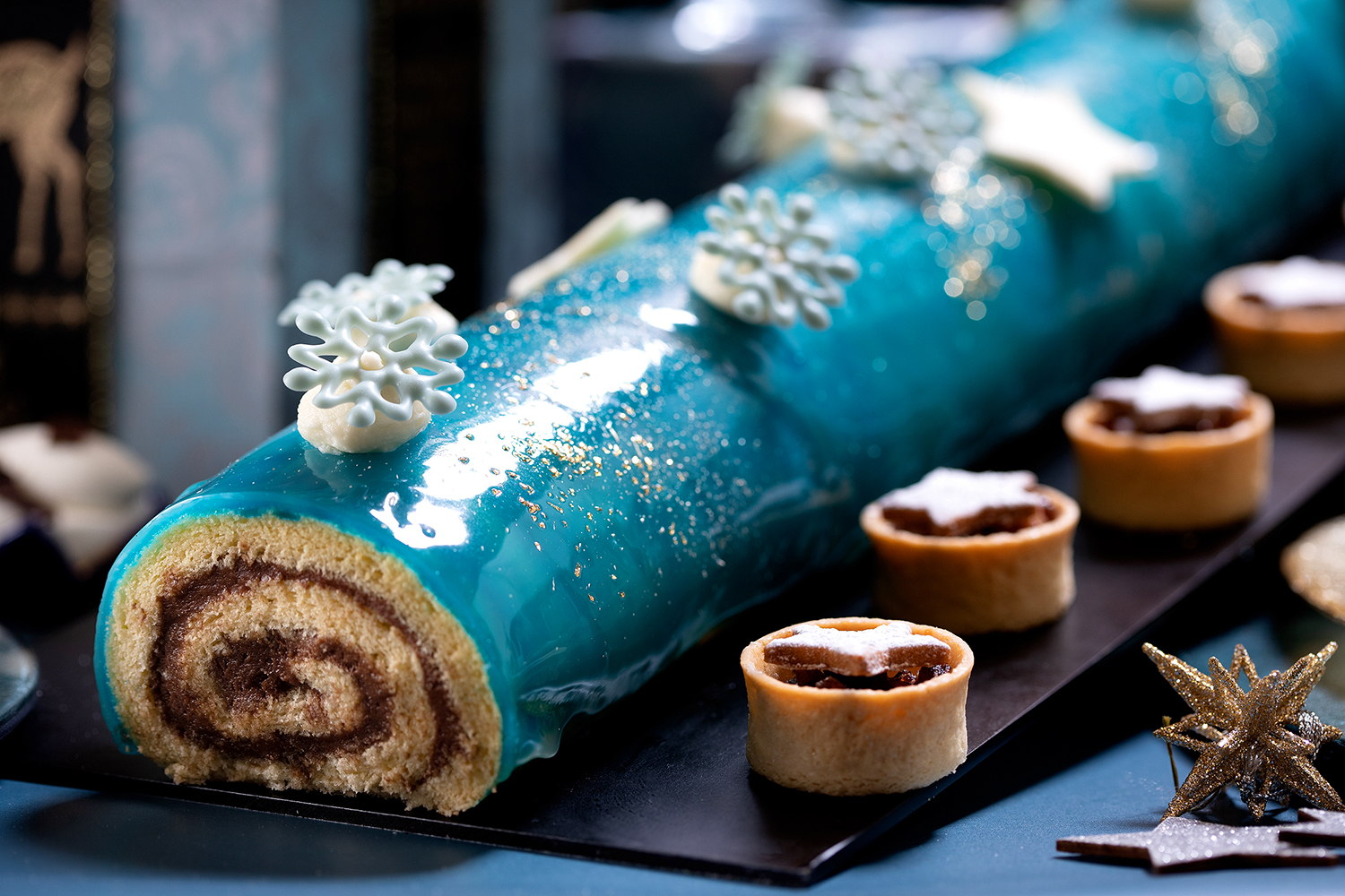 色鮮やかな真っ青なケーキも ヒルトン福岡シーホーク 煌めく星空への招待状 Sparkle Christmas 開催 Emo Miu エモミュー
