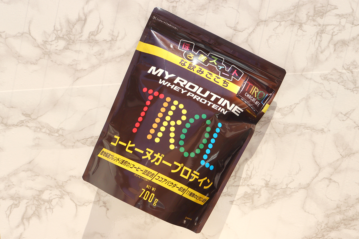 コーヒーヌガーのほろ苦さがクセになる！チロルチョコの味わいを再現した「マイルーティーン チロルチョコ コーヒーヌガー風味プロテイン」に今だけデコシールが付いてくる♪  | Emo!miu｜エモミュー