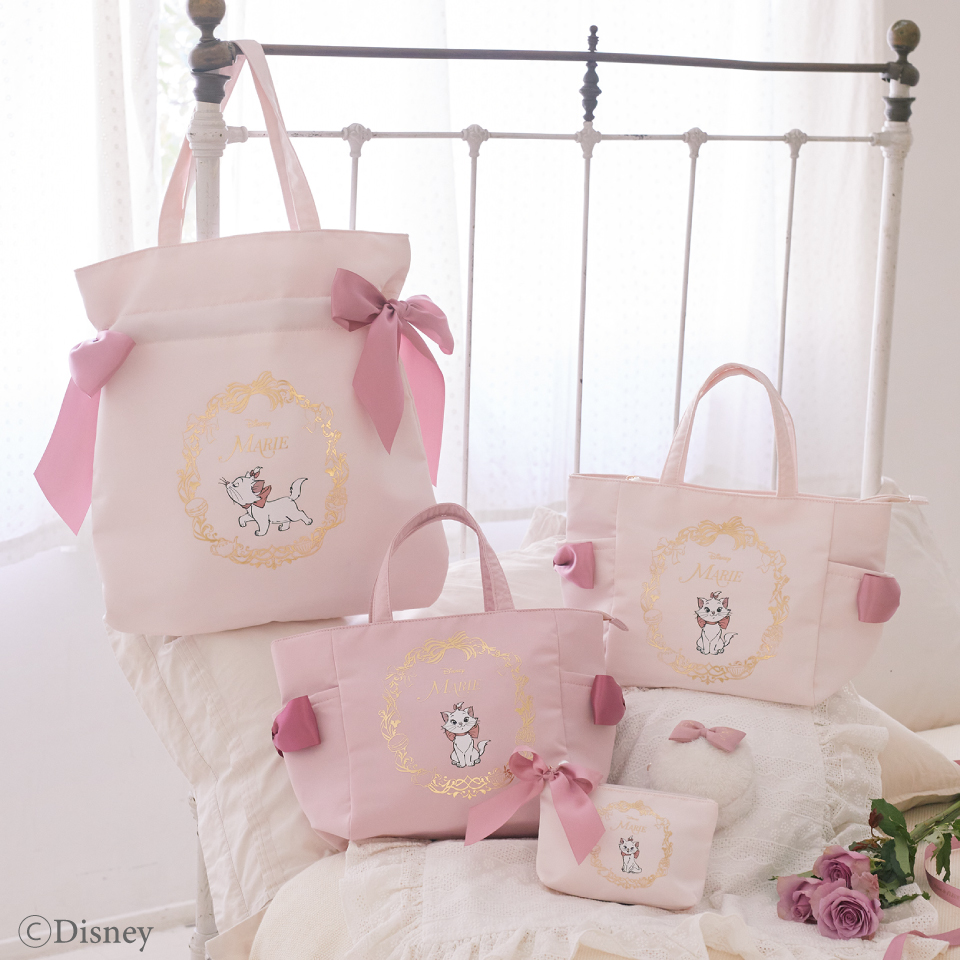 2月22日の「猫の日」を記念したMaison de FLEUR「Disney Collection」が登場！“マリー”のような白くて丸いもふもふポーチなど  | Emo!miu｜エモミュー Marie Aristocats クロスボディ バッグ マリー ファン ギフト 猫 子猫 フレンズ ギフト 貴族 キャンバス ショル