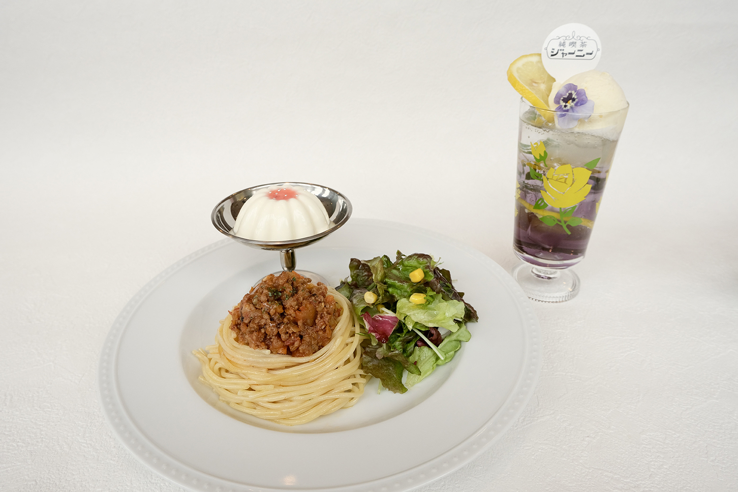 昔ながらの固めなババロアやクリームソーダなど 純喫茶ジャーニーコラボメニュー アマンド六本木店にて提供 Emo Miu エモミュー