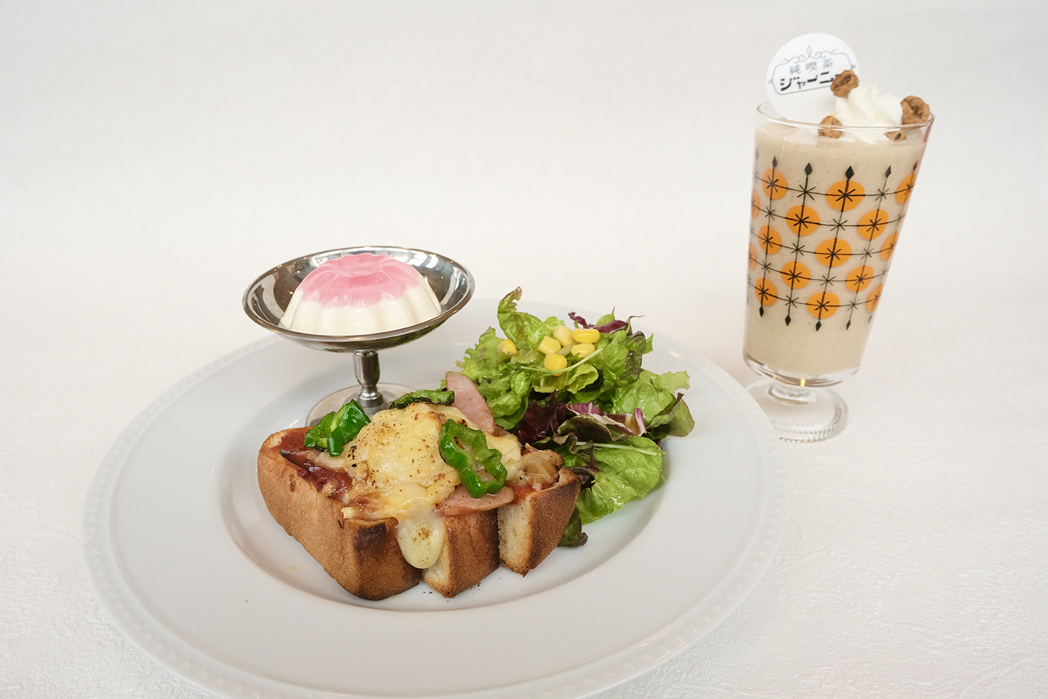 昔ながらの固めなババロアやクリームソーダなど 純喫茶ジャーニーコラボメニュー アマンド六本木店にて提供 Emo Miu エモミュー