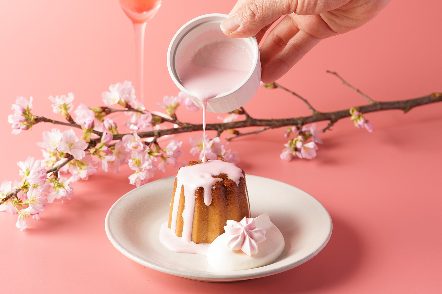 プリン王子との新食感コラボスイーツ カヌレプリン に桜ソースが登場 もっちり なめらかなプリンと ふわりと香る桜の花の香りがベストマッチ Emo Miu エモミュー