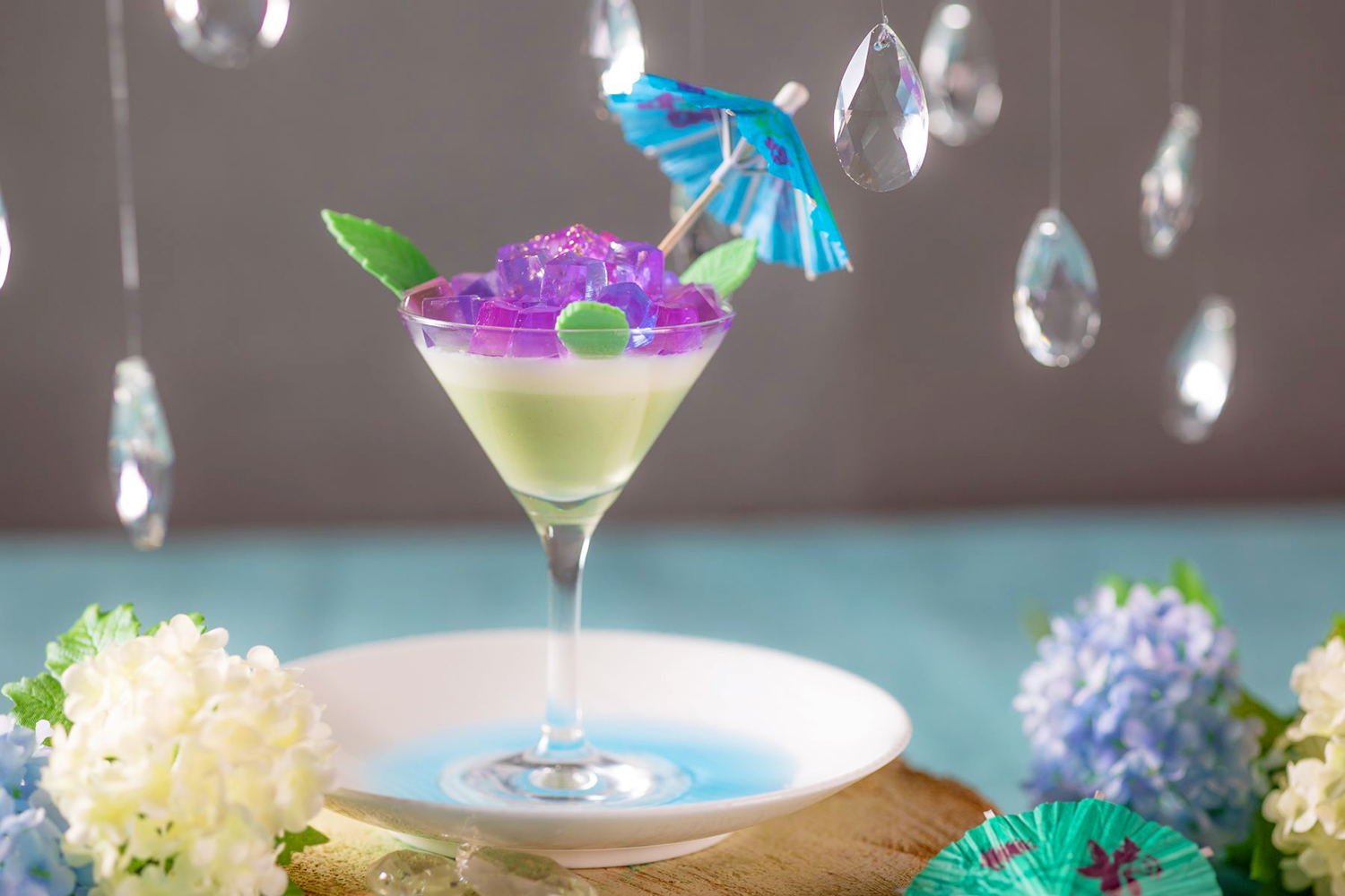 紫陽花 がテーマのスイーツ セイボリーが勢ぞろい 見た目にも華やかなあじさいパフェもセットになった Bloom 花咲くあじさいアフタヌーンティー 期間限定で登場 Emo Miu エモミュー