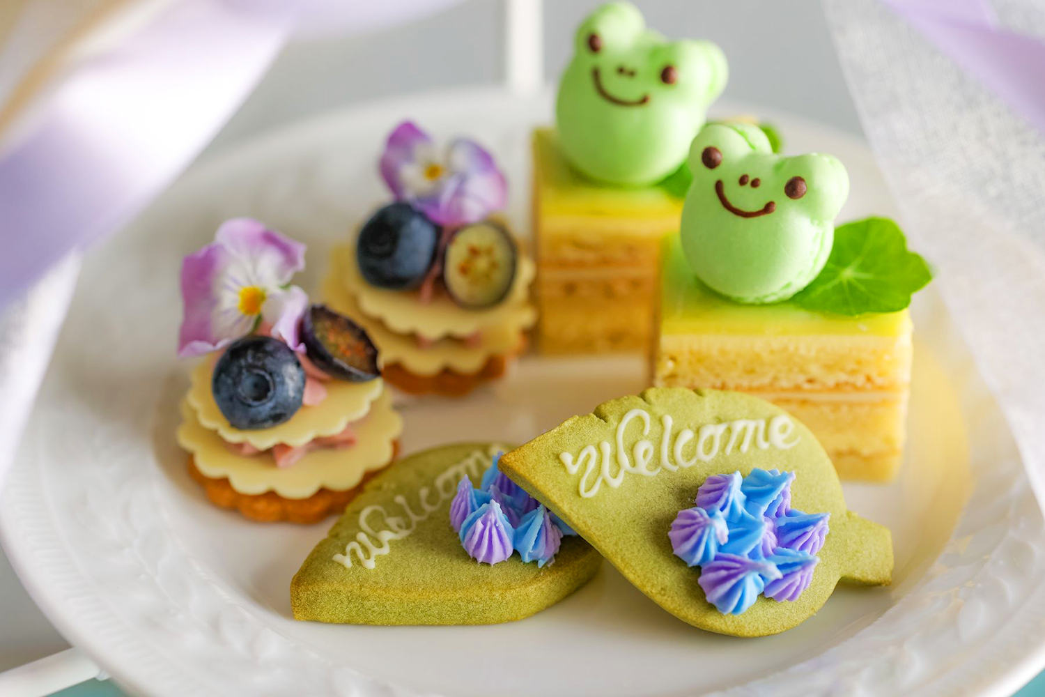 紫陽花 がテーマのスイーツ セイボリーが勢ぞろい 見た目にも華やかなあじさいパフェもセットになった Bloom 花咲くあじさいアフタヌーンティー 期間限定で登場 Emo Miu エモミュー