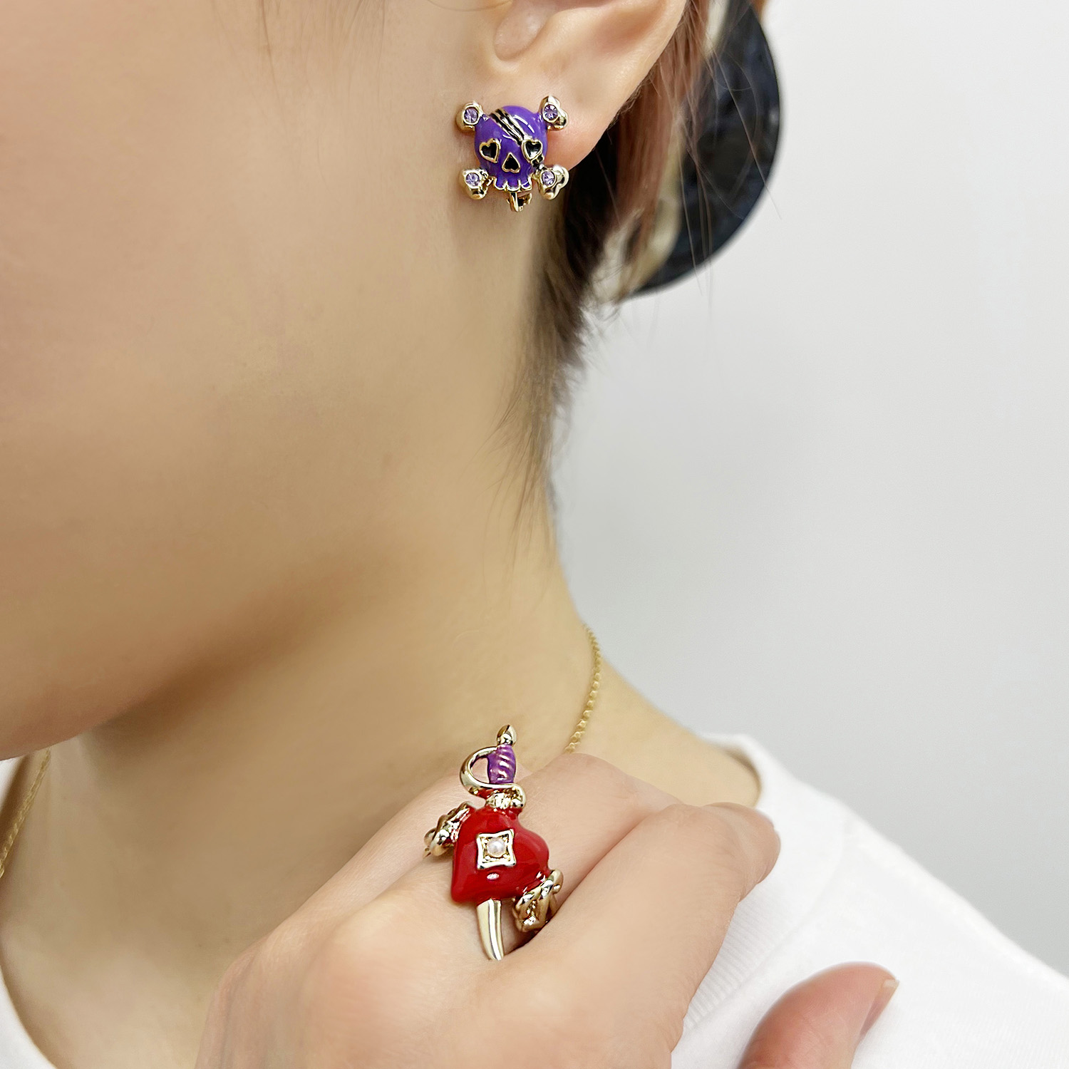 海賊船をイメージしたピアスや宝箱モチーフのネックレスなど！ANNA SUI 
