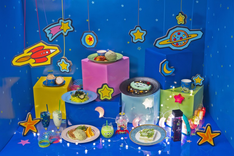 トイ ストーリーの エイリアン カフェが東名阪にて期間限定オープン おもちゃの宇宙 をテーマに大人も子どもも楽しめるフード オリジナルグッズがラインナップ Emo Miu エモミュー