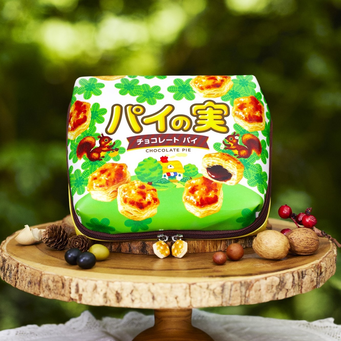 パイの実みたいなマルチポーチ BOOK」8つのポケット付きで、コスメや 