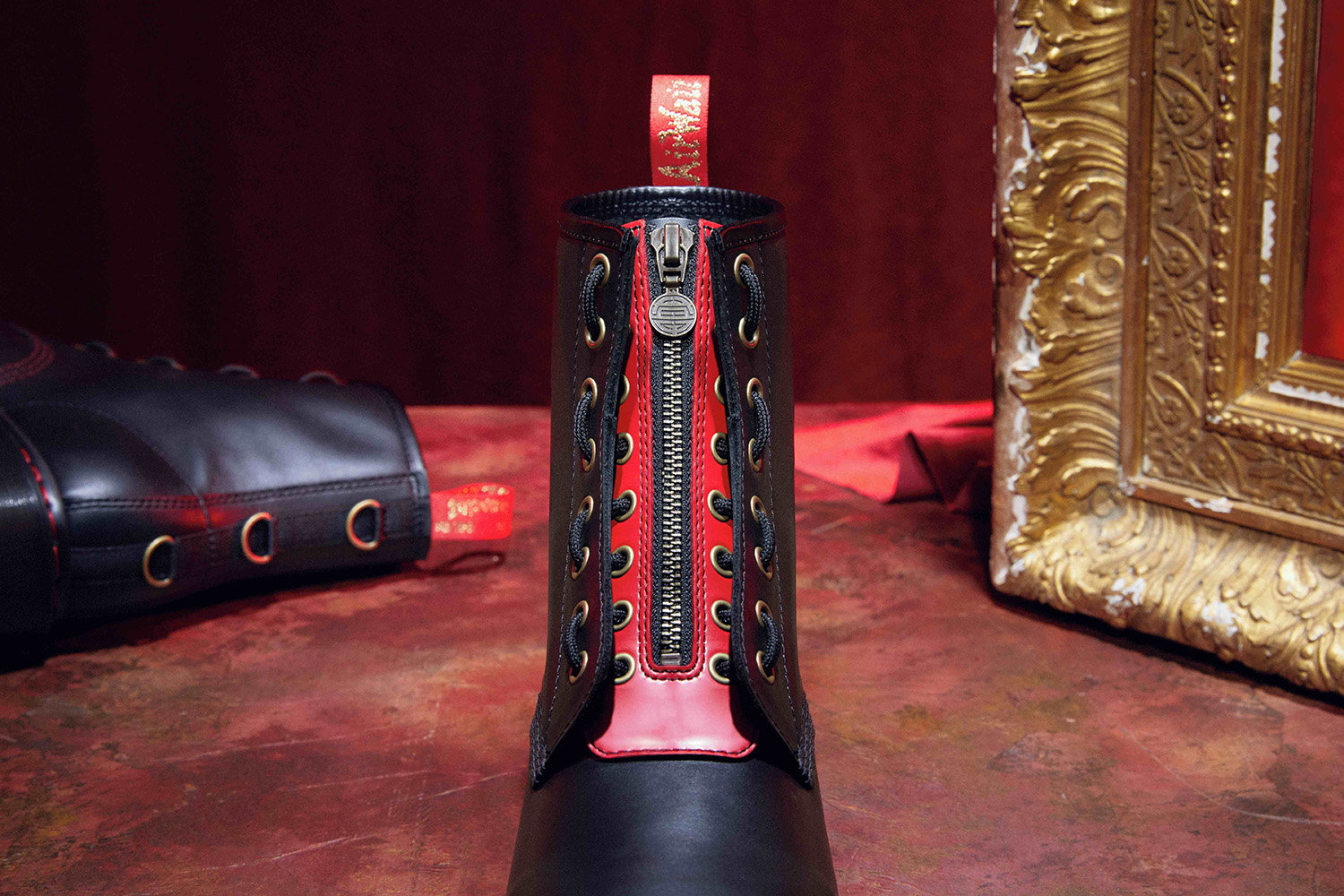 幸運を呼ぶレッドとゴールドで統一！DR. MARTENS(ドクターマーチン 