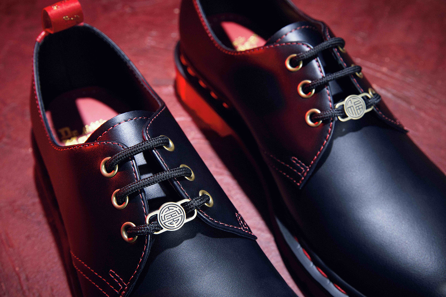 幸運を呼ぶレッドとゴールドで統一！DR. MARTENS(ドクターマーチン  