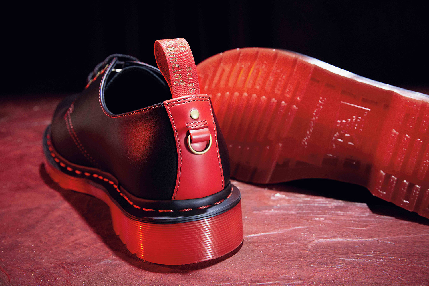 幸運を呼ぶレッドとゴールドで統一！DR. MARTENS(ドクターマーチン 