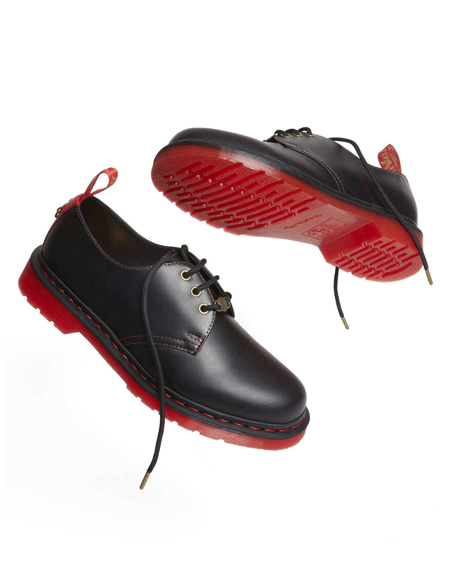 幸運を呼ぶレッドとゴールドで統一！DR. MARTENS(ドクターマーチン 