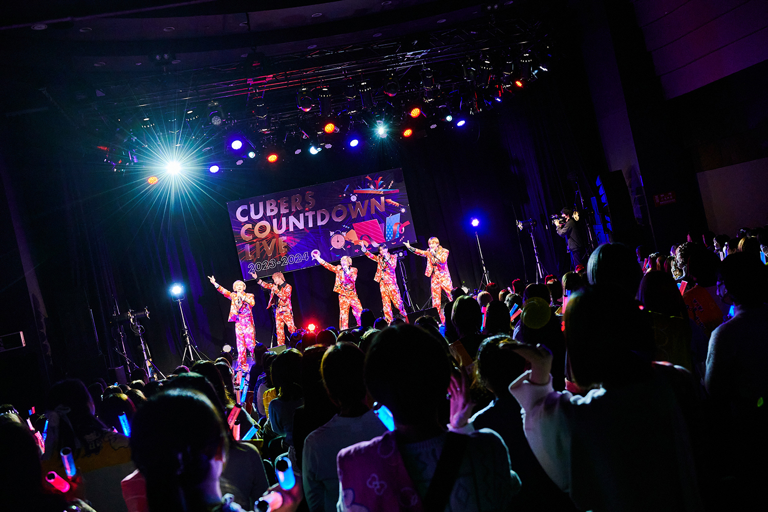 CUBERS、持ち曲75曲を全披露！「カウントダウンLIVE 2023→2024 