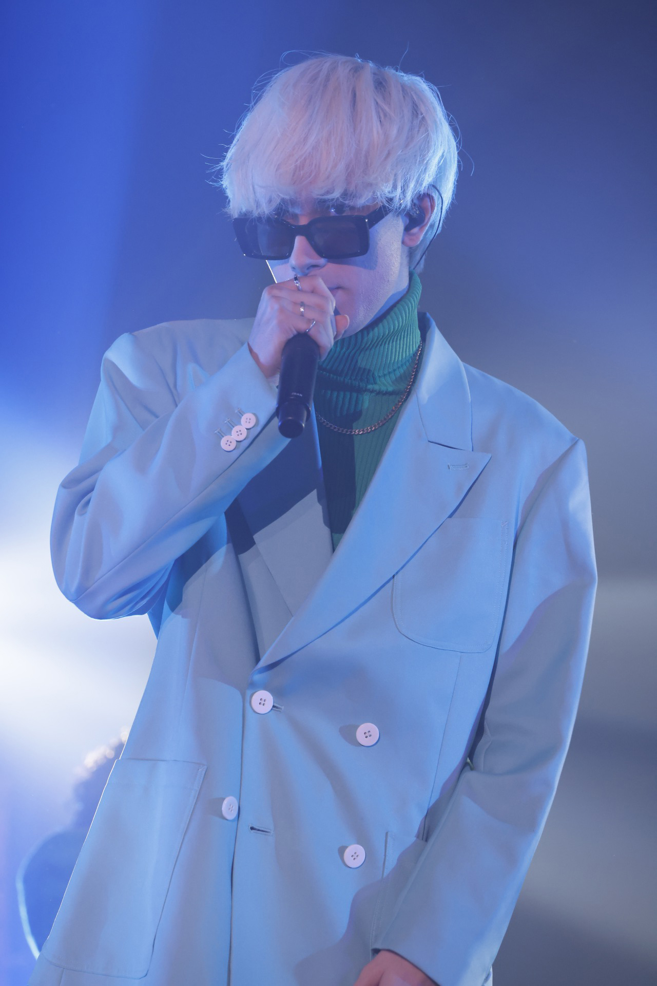 この9人がここまで活動を続けてこれたのは、BLUEのみなさんがライブに  