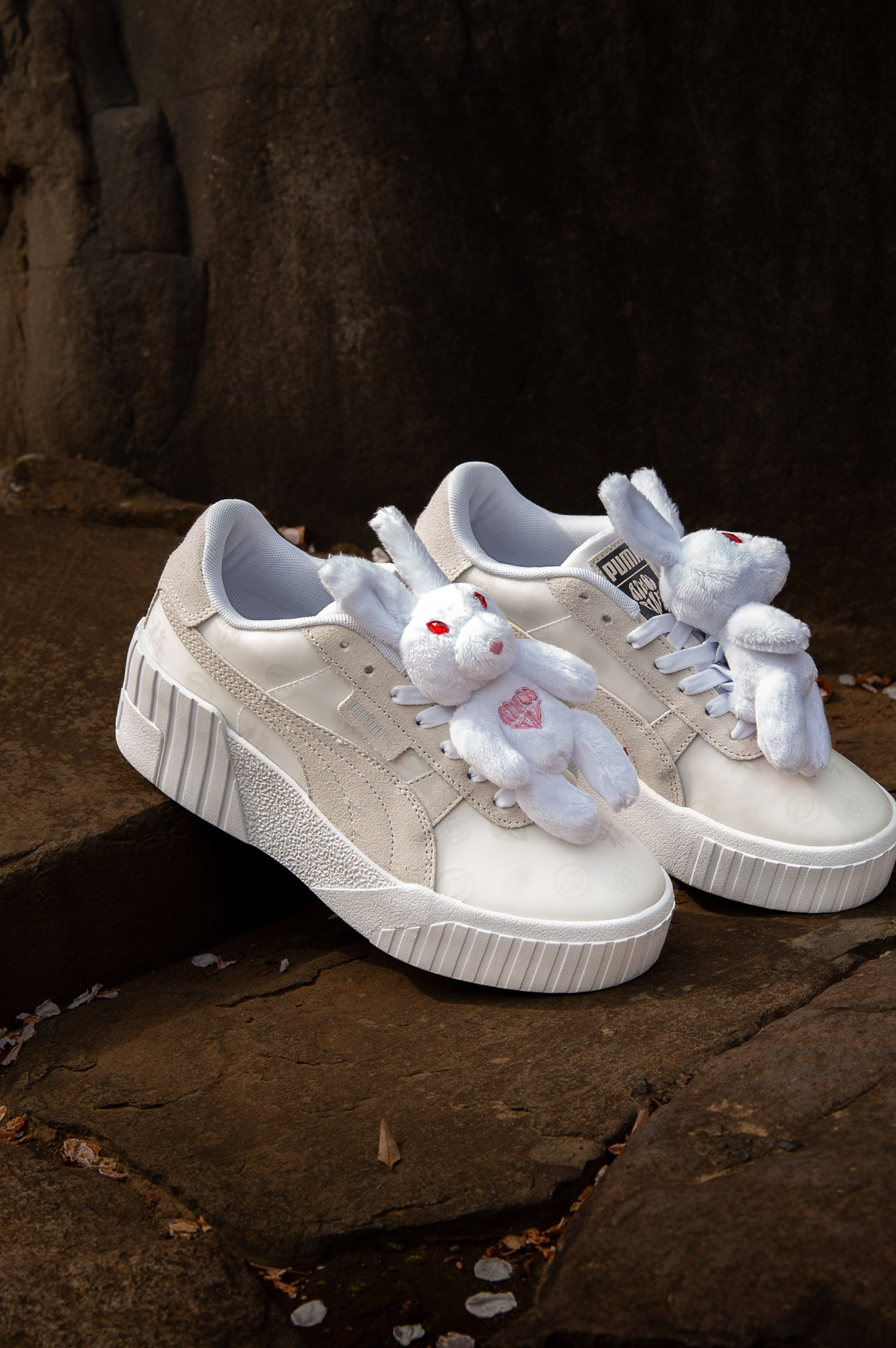 うさぎのぬいぐるみ付きスニーカー!? atmos pink×#FR2梅×PUMAの 
