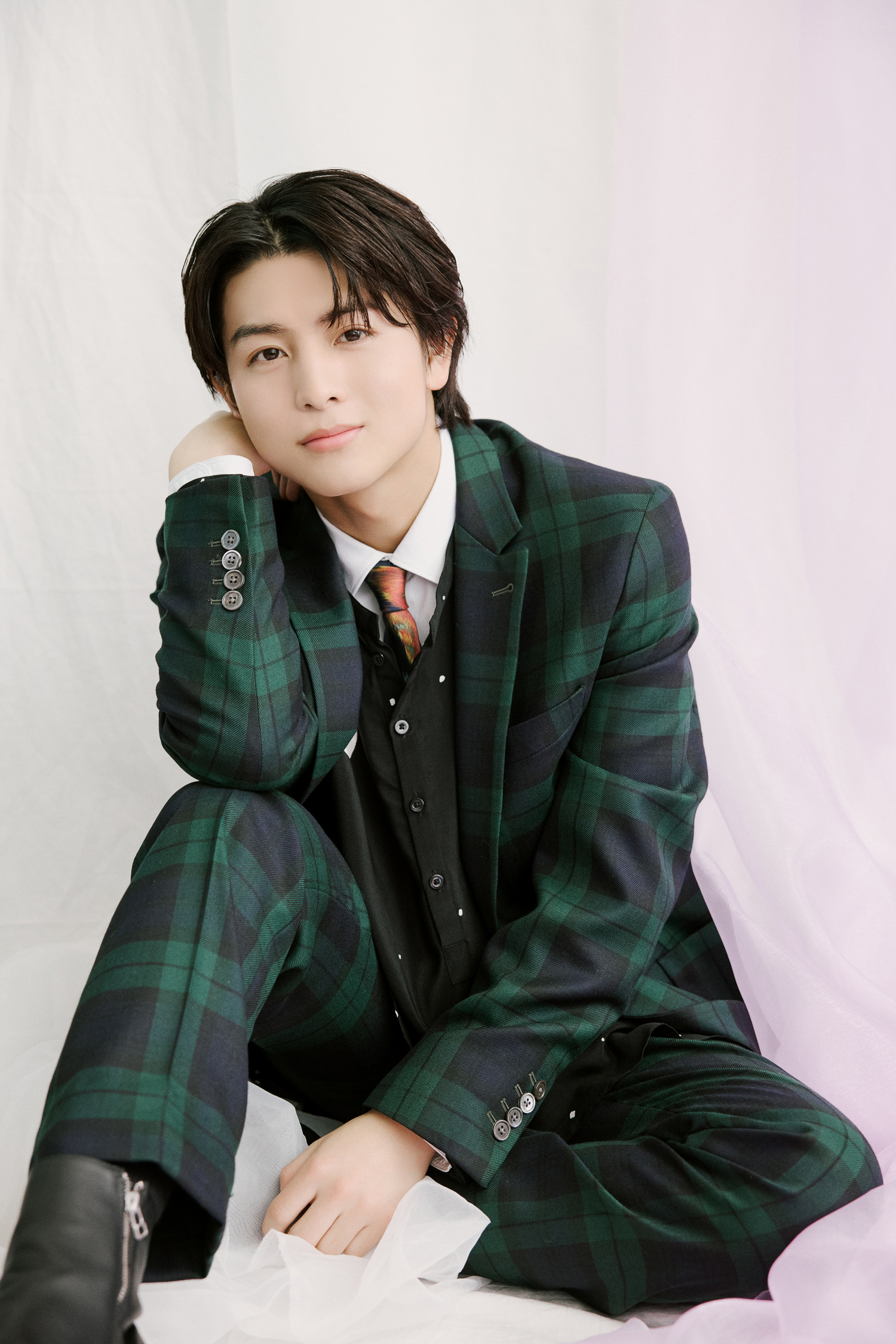 柏木 柏木悠(超特急)インタビュー】イチに似ているところが沢山！「妄想では引っ張ってあげたいですけど、実際は引っ張られそうな気がします」理想のタイプ・恋愛観も。＜ドラマNEXT「好きなオトコと別れたい」＞  | Emo!miu｜エモミュー