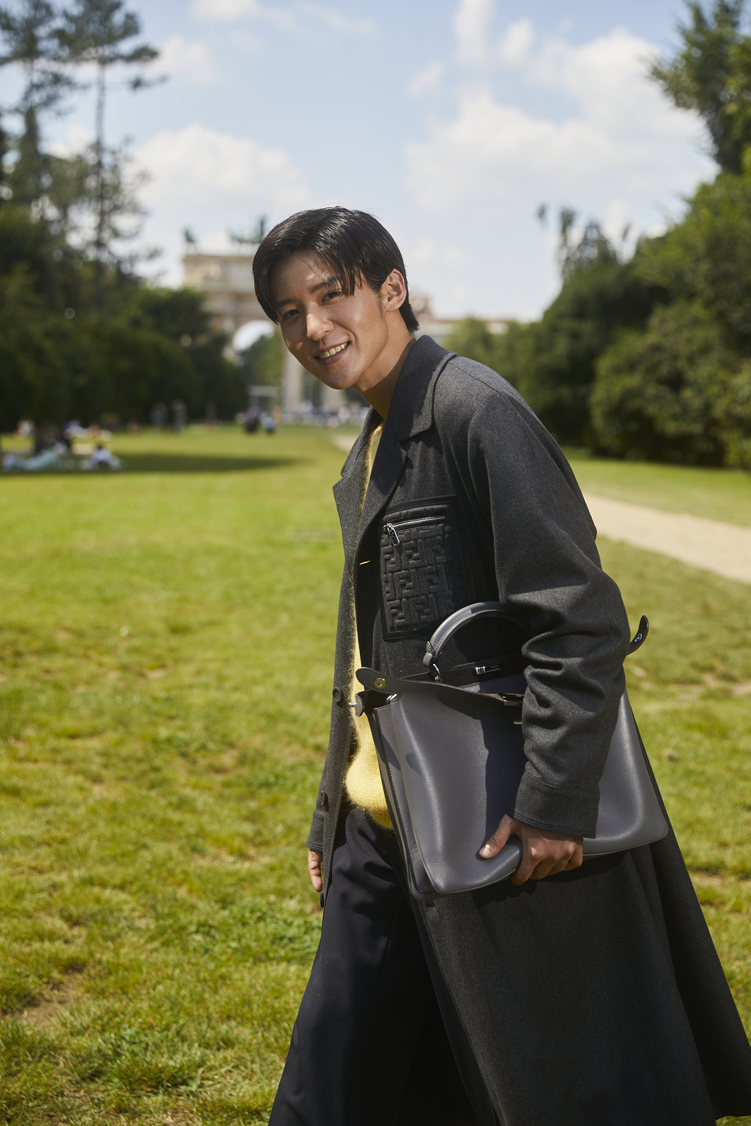 目黒蓮がミラノ市内を散策！最新「FENDI(フェンディ) 2024-25年秋冬 