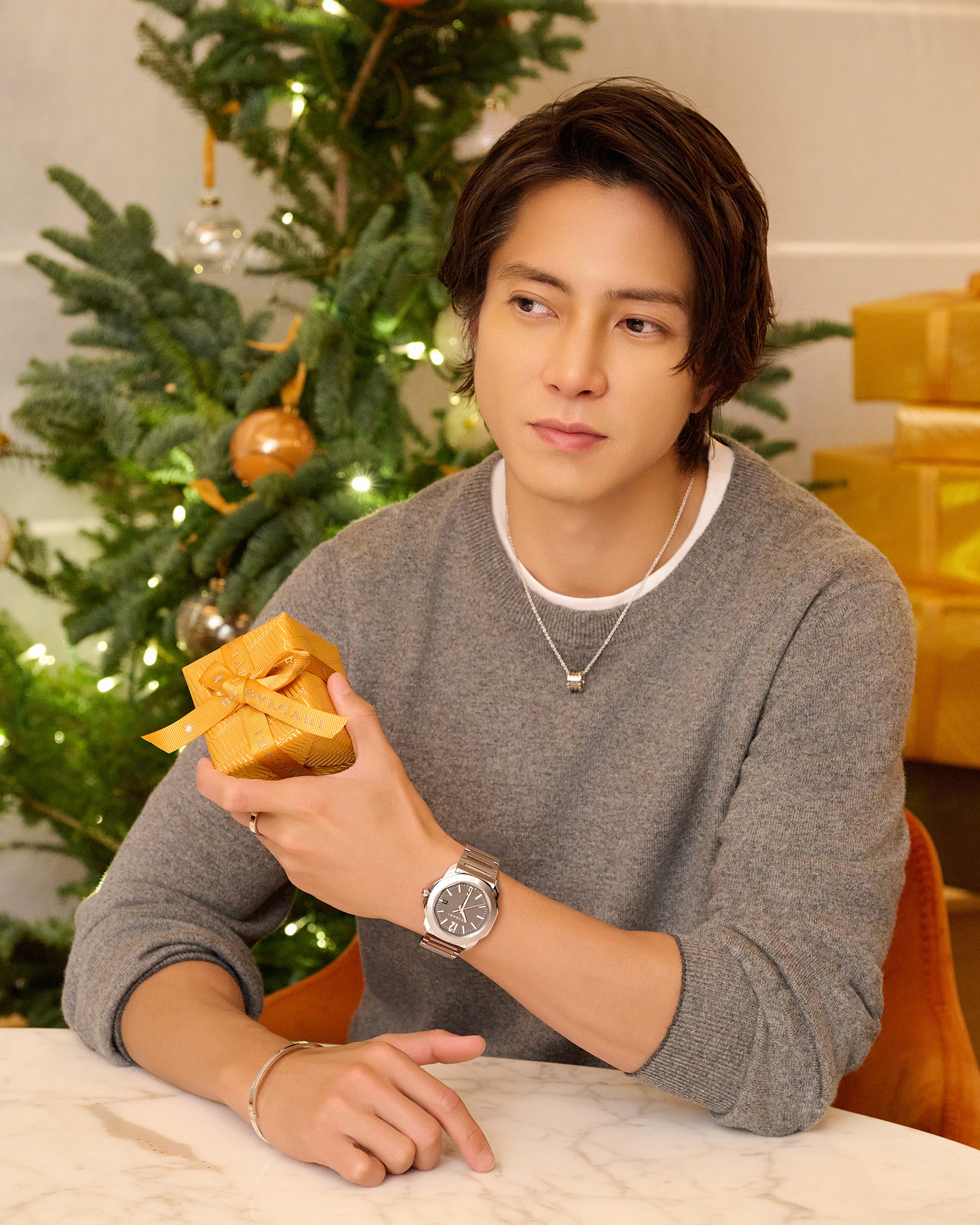 山下智久が「オクト ローマ」や「ビー・ゼロワン」を纏い、ブルガリの 