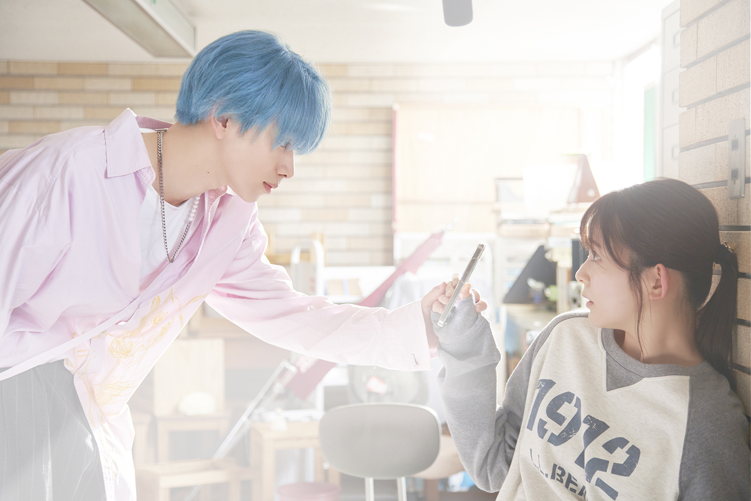 キス 少女 宮世琉弥によるバックハグに”あごクイ”キス未遂と胸キュン写真満載！映画『顔だけじゃ好きになりません』夢のようなシチュエーションにときめきが止まらない!!  | Emo!miu｜エモミュー