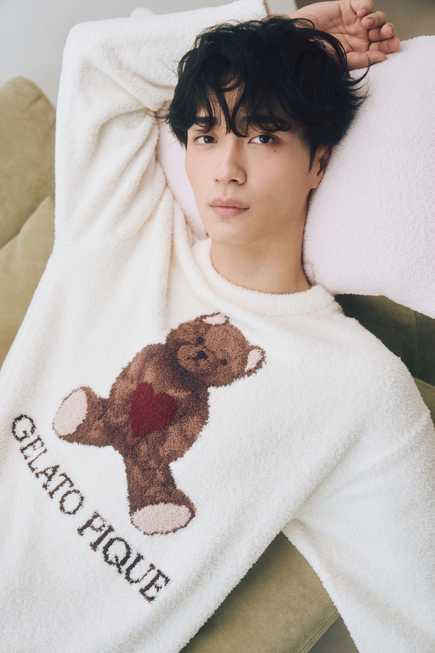 野村康太がふわもこの“ベア”柄ルームウェアで心地いいおうち時間を満喫  