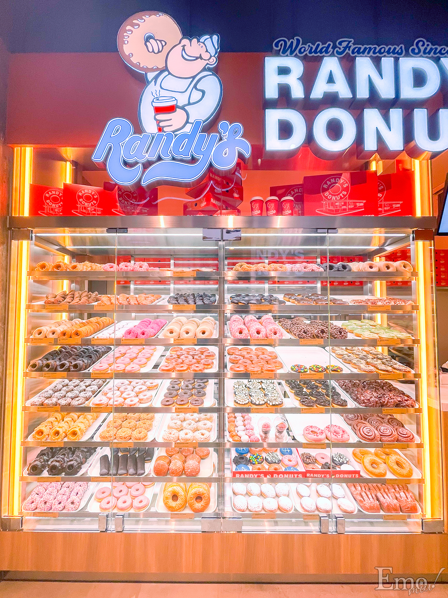 ちょっと待って、でかすぎ！」と二度見不可避！フライパン並みの大きさに両手持ち必須なランディーズのドーナツが異次元サイズだった＜Emoグルメ部＞ |  Emo!miu｜エモミュー