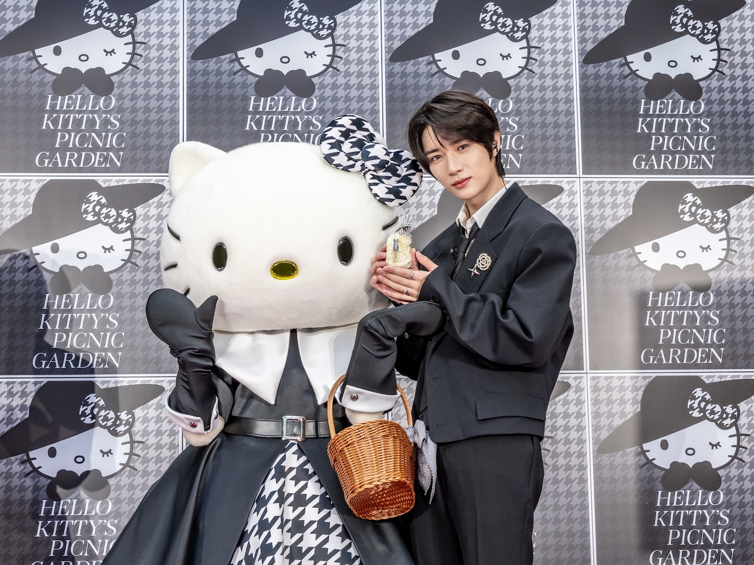 TOMORROW X TOGETHER BEOMGYU(ボムギュ)がキティをエスコート！六本木 