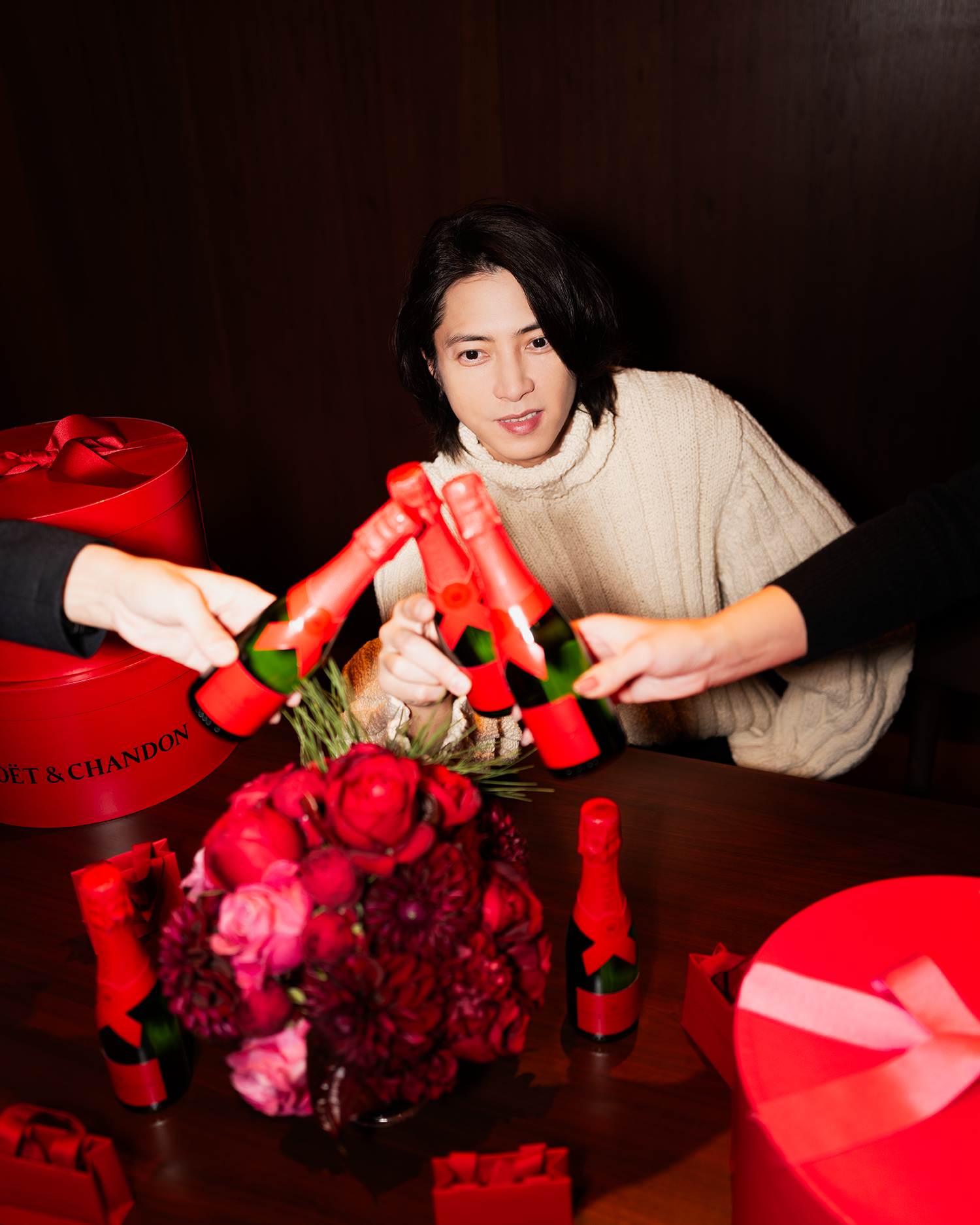 山下智久が「赤」に染まったモエ・エ・シャンドン ホリデーシーズン