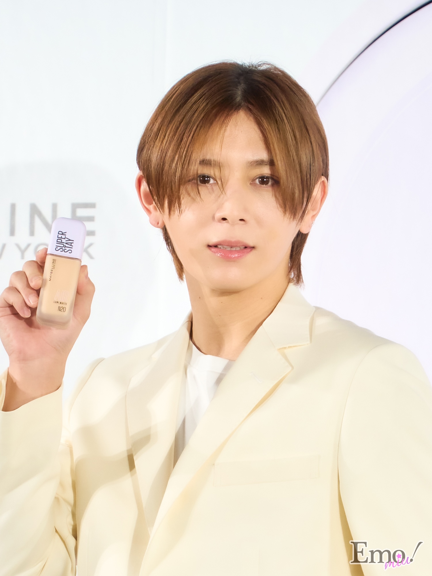 山田涼介(Hey! Say! JUMP)、真っ白な羽に包まれて登場。メイベリン新CM 